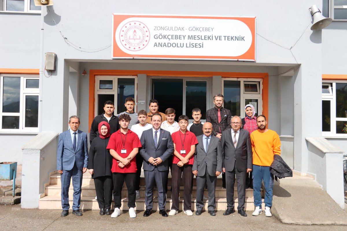 İl Millî Eğitim Müdürümüz Uygar Keskin, Gökçebey Mesleki ve Teknik Anadolu lisesini ziyaret ederek öğrencilerimizle ve öğretmenlerimizle görüştü. 

Öğretmenler odasında öğretmenlerimizin istek ve taleplerini değerlendirdi. Bakanlığımızın ortaya koyduğu eğitim politikalarının