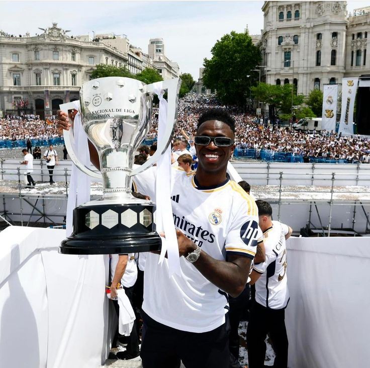 Avísenle a este hijo de la gran puta que está jugando en el Real Madrid y que si no se pone los putos huevos 
que arme sus valijas y se valla y deje robar pasta