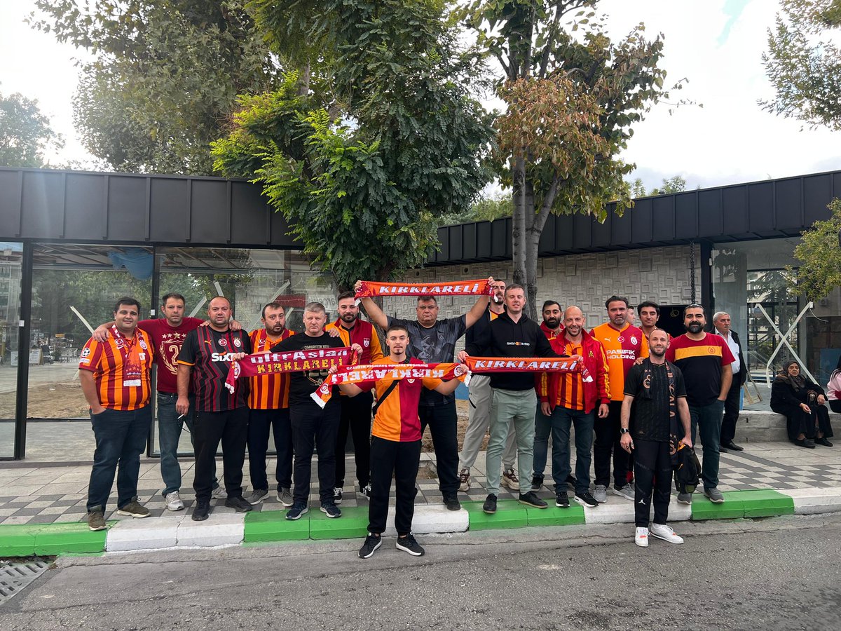 ultrAslan Kırklareli olarak Şampiyonlar Ligi'nde Liverpool maçına gidiyoruz! Atkılar omuzda, kalpler tek ritimde. Centilmenlikten ödün vermeden 90 dakika boyunca takımımızın yanındayız. Nerede olursak olalım, her yer Cimbom'a tribün! 🔥
​#GSLIV #ultrAslan #Galatasaray #UCL