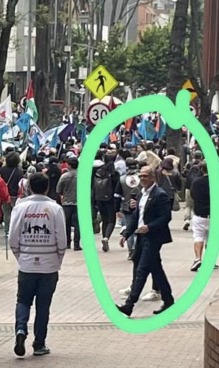 🇨🇴 Alguien sabe que hacía El PASTOR ALFREDO SAADE junto a los terroristas de la PRIMERA LÍNEA el día de ayer en Bogotá.

Esto es orden de PETRO❓