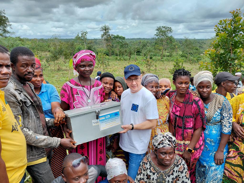 #EUBusTour2025 visited Woreh community, where cashew agroforestry value chain project is changing lives of women &amp; youth.  
With @SolidaridadWA’s support:  
• 3,000 farmers trained  
• 8 centres + labour gangs  
• 60% women in VSLAs  
• 800MT warehouse + 800kg/day mini plant
