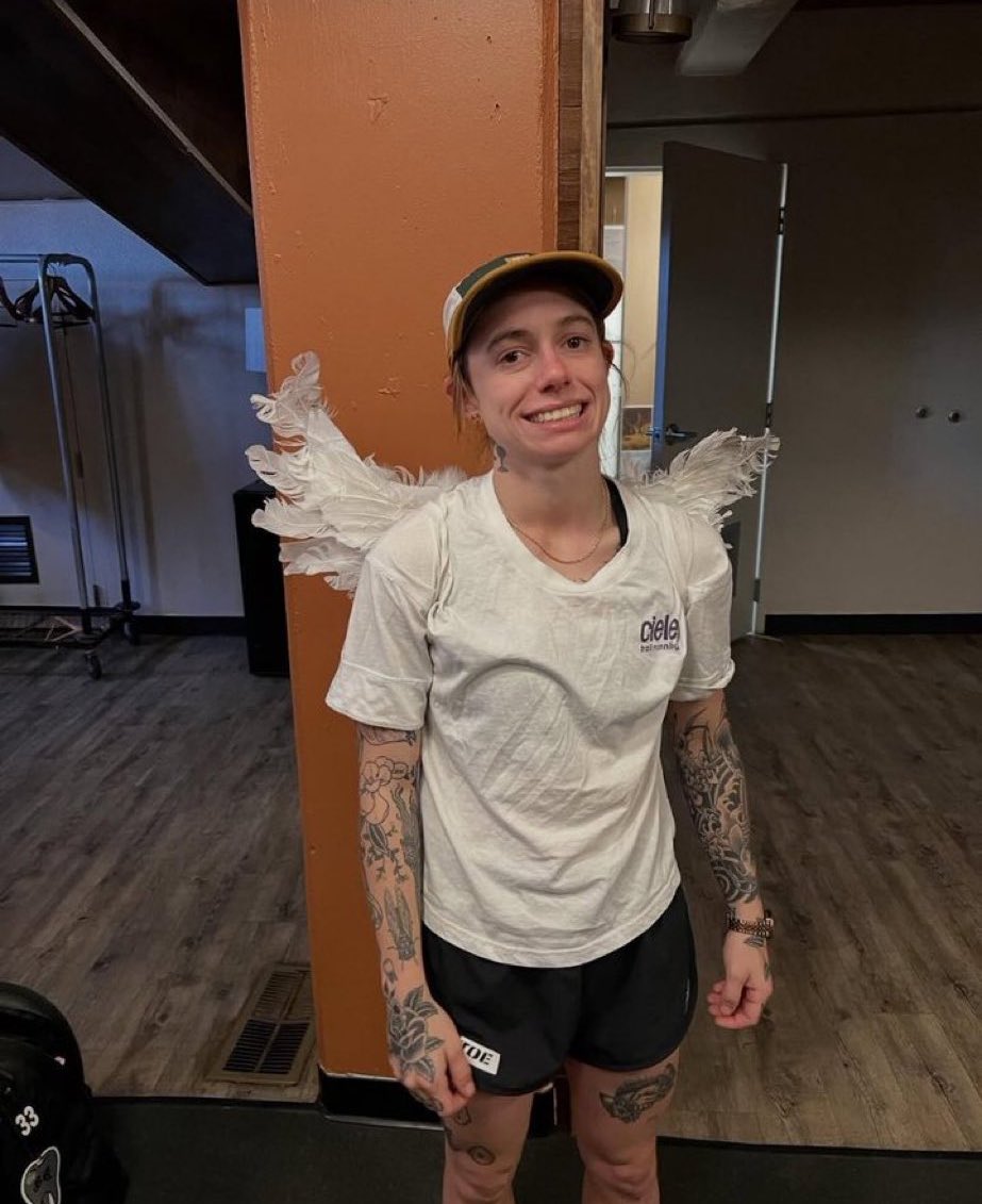 sitcomilfs's tweet image. Hi mamas! My daughter wanted to wear her wings for her first school picture day and threw a fit when we tried to take them off 😂❤️! She’s so stubborn LOL. Any advice?? ☺️🙏 Have a good day at school angel! #FirstDay #PictureDay #Mamas little angel