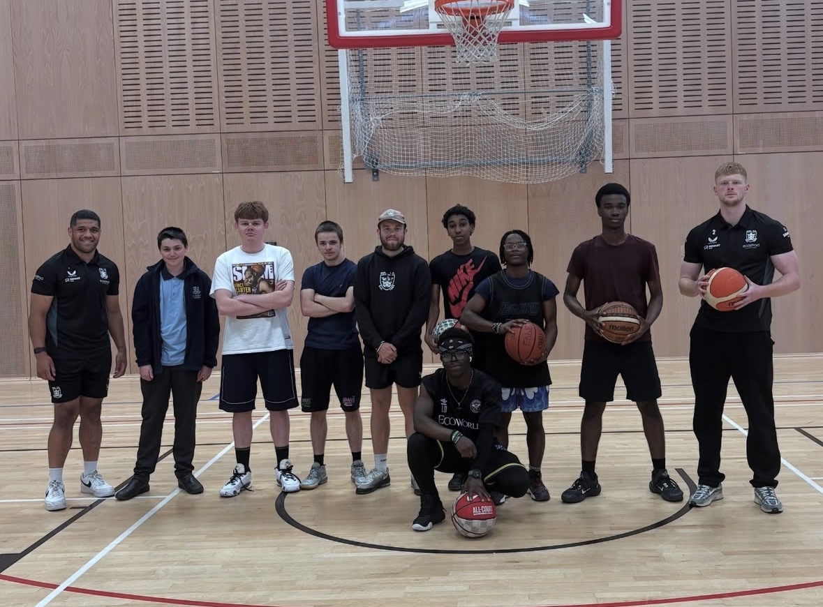 FCComFoundation's tweet image. 𝗣𝗟𝗔𝗬𝟮𝗣𝗢𝗧𝗘𝗡𝗧𝗜𝗔𝗟 🏀

Our player ambassadors, John Asiata and Harvey Barron from Play2Potential had a great time playing Basketball and engaging with the youth throughout the year! 🙌