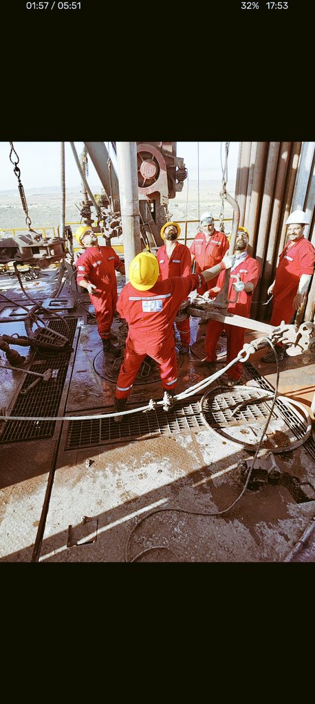 bwgry30948's tweet image. روز تغییر شیفت در دکل نفت، بعد از ۱۸ ساعت نبرد با موتور خراب و بالا/پایین کردن لوله‌ها! تیمی که خسته اما سربلند ایستاده، با وجود قطعی سیگنال تجهیزات. 🔥 #OilRigLife #ShiftChange #HardWorkPaysOff #TeamSpirit 
#NIDC #IranOil #WorkHard #EnergyHeroes
