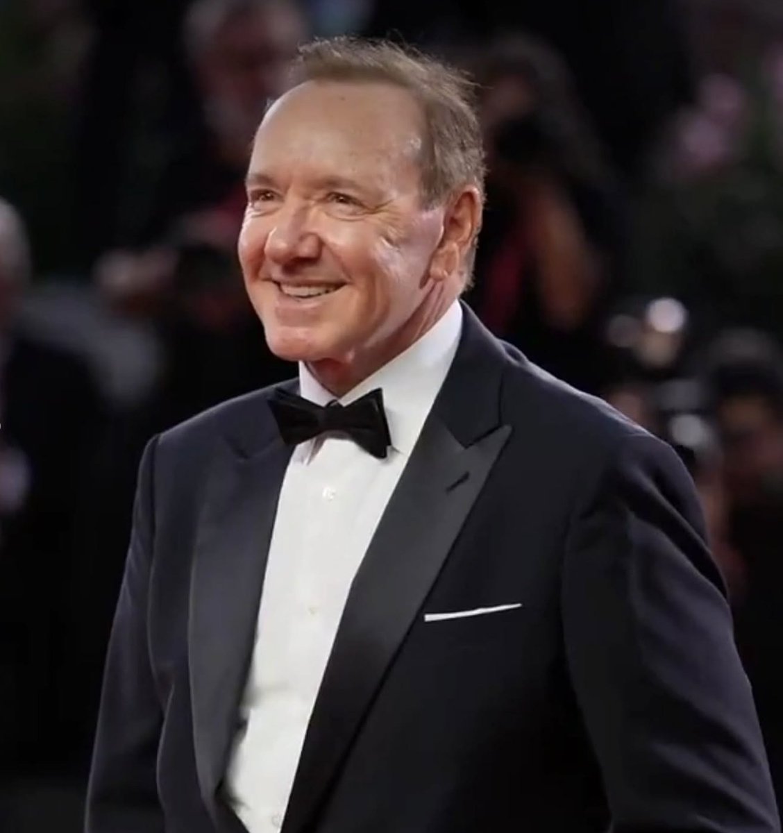 EmmaPeel_Knight's tweet image. 🌿With a smile that reaches the heavens, @KevinSpacey reminds us why true artistry never fades. The actor of the Century continues to inspire  – his name will echo for generations.
#KevinSpacey #CinemaLegend #Timeless