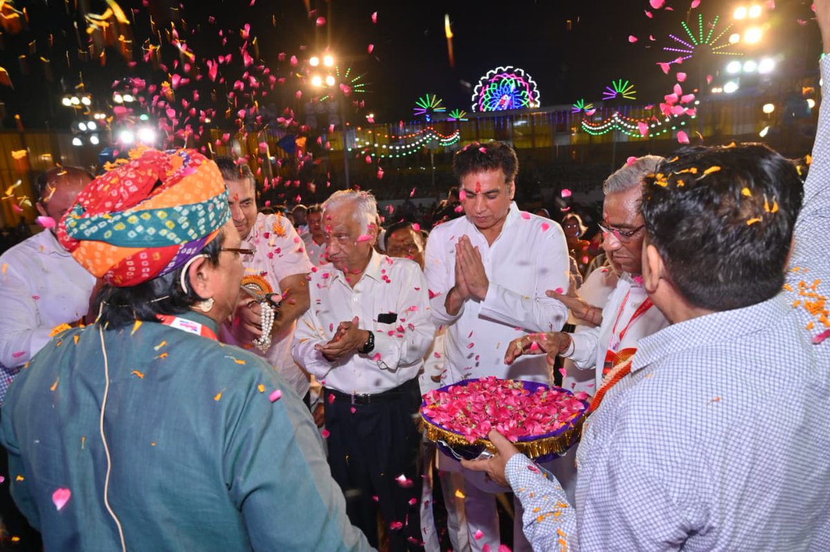 devendrayadvinc's tweet image. आज दिल्ली के अशोक विहार रामलीला समिति द्वारा आयोजित भव्य रामलीला कार्यक्रम में सम्मिलित हुआ।

धर्म, संस्कृति और परंपरा से जुड़े ऐसे आयोजन समाज को सद्भाव और संस्कार की दिशा देते हैं।

#रामलीला #नवरात्रि
