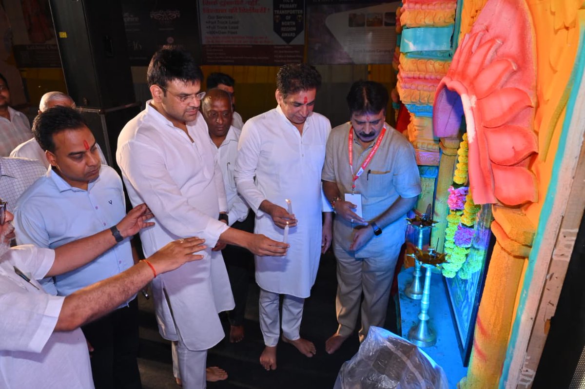devendrayadvinc's tweet image. आज दिल्ली के अशोक विहार रामलीला समिति द्वारा आयोजित भव्य रामलीला कार्यक्रम में सम्मिलित हुआ।

धर्म, संस्कृति और परंपरा से जुड़े ऐसे आयोजन समाज को सद्भाव और संस्कार की दिशा देते हैं।

#रामलीला #नवरात्रि