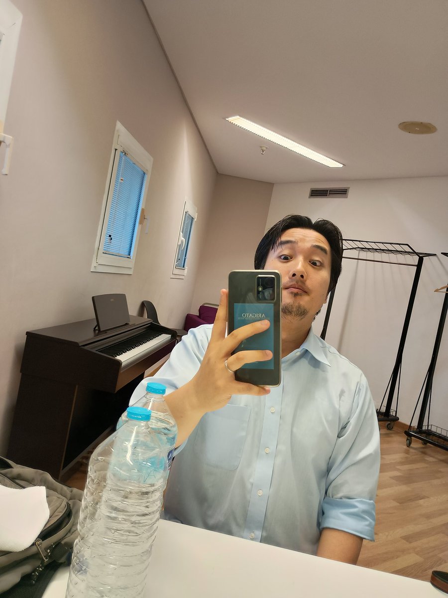 romanticotenore's tweet photo. 本日は記者会見後、すぐ帰宅予定でしたが、Aキャストのマゼットが軽い体調不良とのことで急遽代打で19:00〜23:00予定の通し稽古に参加しています。
元々明日にBキャストの衣装付き通し稽古が予定されていたので思わぬハードスケジュールに…(笑)
逆にチャンス！と思って頑張ります！ https://t.co/NMsItExK7W