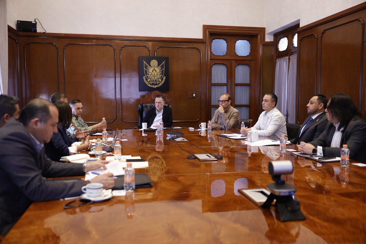 fiscaliaqro's tweet photo. 🤝 PARTICIPA FISCAL GENERAL EN MESA PARA LA CONSTRUCCIÓN DE PAZ Y SEGURIDAD EN QUERÉTARO

La FiscalíaQro informa:

✅ El Fiscal General del Estado, Víctor Antonio de Jesús Hernández, participó en Mesa para la Construcción de Paz y Seguridad https://t.co/rLFLQTVQcG