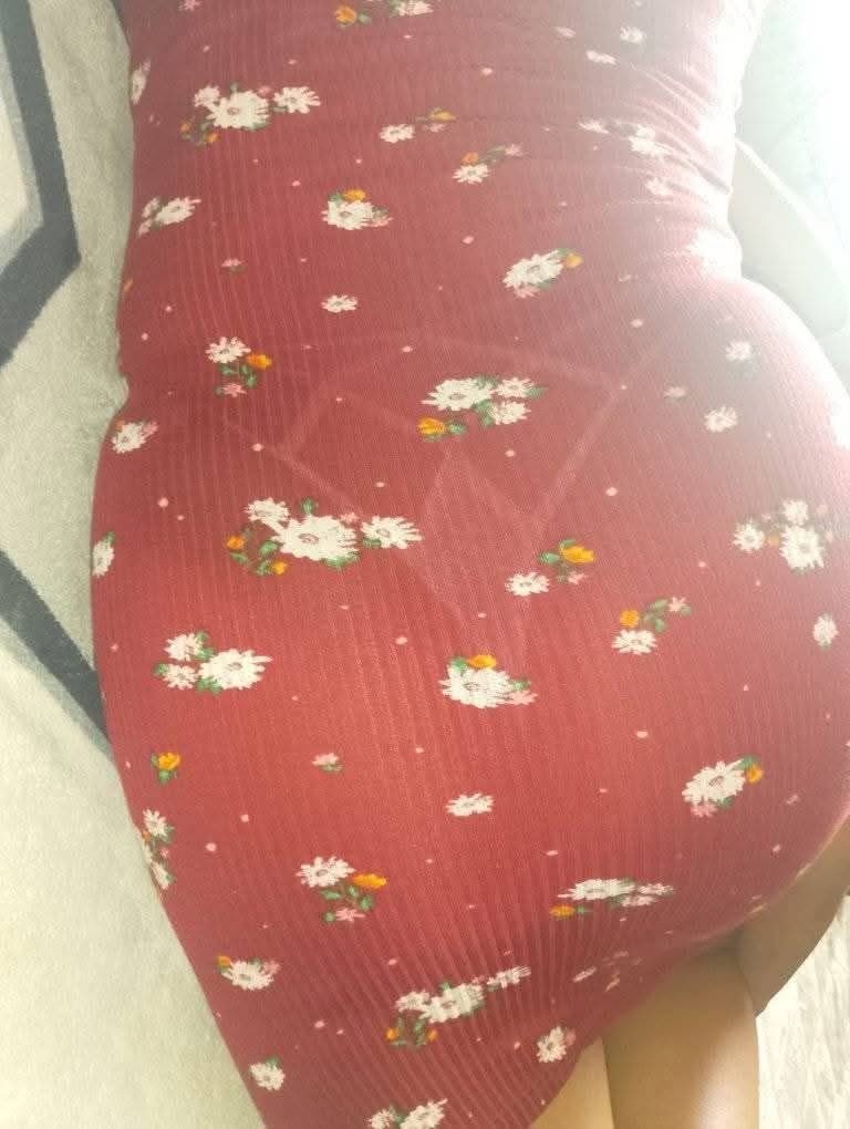 La amiga de mi vieja se me ofrece así, si le ando pegando una culeada.