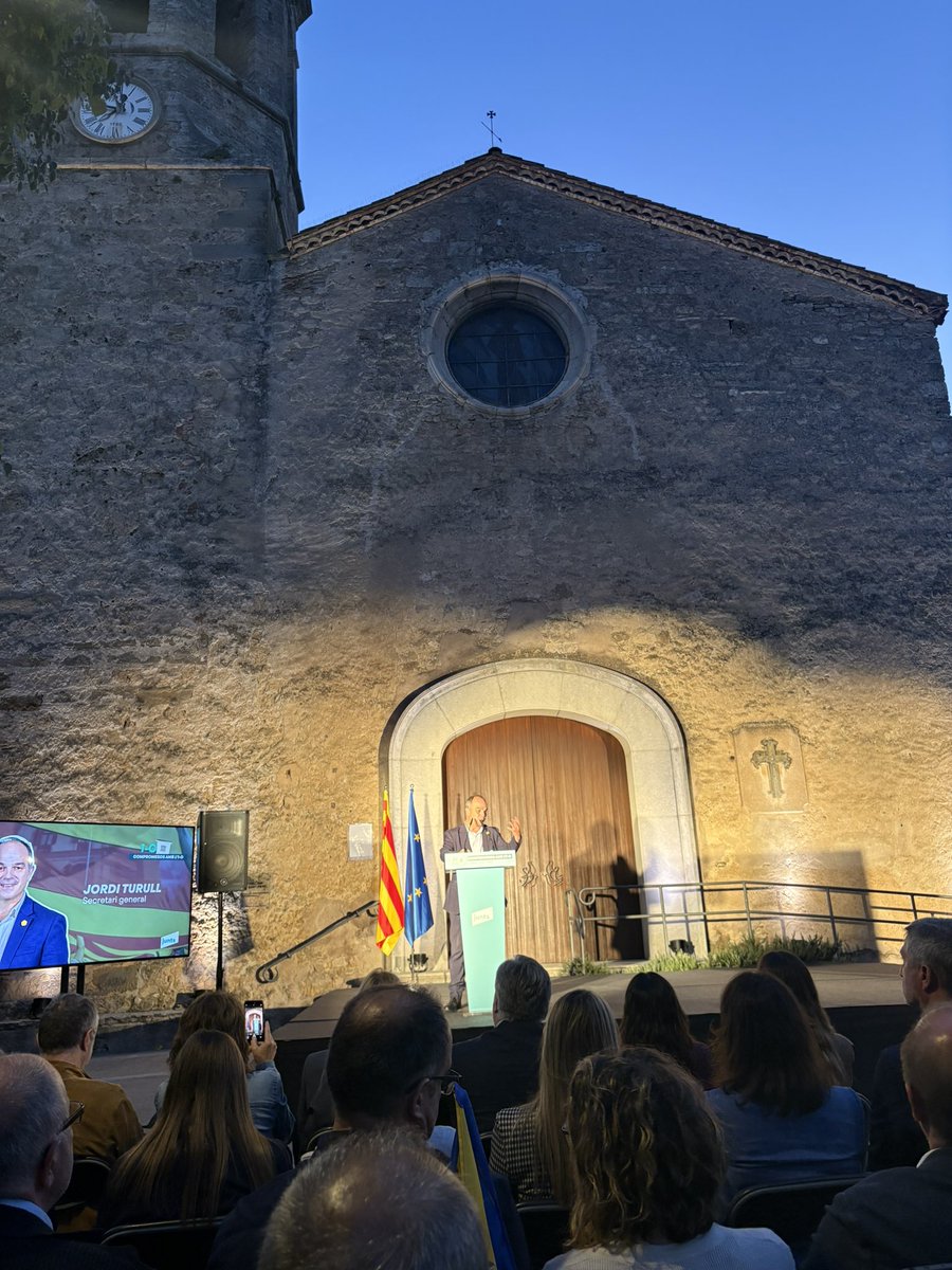 xapallares's tweet photo. A Cornellà del Terri recordant #1octubre es el dia que vam demostrar la força d’un poble. Vam fer un crit de dignitat @jorditurull @JuntsXCat #TerresdelEbre https://t.co/fFxc3WtyYf
