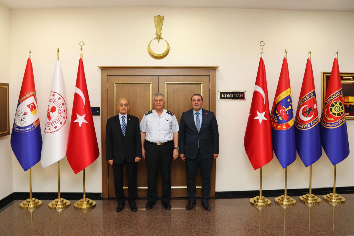 ErtugrlGaziTmsy's tweet photo. Bugün @TmsyGaziler Başkanımız Sn  @ErtugrlGaziTmsy ve @TmsyGaziler üyemiz Sn Celal Şahin Paşamızla  @jandarma Sn Orgeneral Ali ÇARDAKCI 'yı makamında ziyateti etmiştir.
Misafirperverliği için Sn. Orgeneral Ali ÇARDAKCI çok teşekkür ediyoruz.
👇🇹🇷👇
#GazilikHakkımızıİstiyoruz
☝️🇹🇷☝️
@RTErdogan
@_cevdetyilmaz
@dbdevletbahceli
@eczozgurozel
@yavuzagiraliog
@tciletisim
@tcsavunma 
@hulusiakarmedya 
@NumanKurtulmus
@mustafaelitas
@zorlu77
@avabdullahguler 
@MahinurOzdemir 
@drbetulsayan
@dtcuneytaldemir
@deryayanikashb
@AhmetAYDIN_02
@VeyselTipioglu 
@FeyziBerdibek1 
@sevansivacioglu
@celebimehmeta
@refik_ozen16 
@resulkurt34 
@suleymansahan66
@MvDrHasanArslan
@cuneytyuksel_
@ifarukaksu
@kocakkonuralp
@Akparti 
@MhpTbmmGrubu 
@MHP_Bilgi 
@YankiBagcioglu
@ozgurceylanchp
@drmetinilhan40
@leventalyyildiz
@CemalDonat
@mhrmkurt 
@sehitgazivakfi