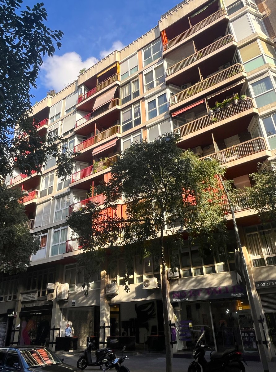 Una magnífica escultura mural de ferro del polifacètic artista Joan Lleó a l'entrada d'una finca del 1971 de la #NovaEsquerra. És urgent catalogar les millors obres instal·lades en edificis privats per garantir que es preserven (Provença 120)