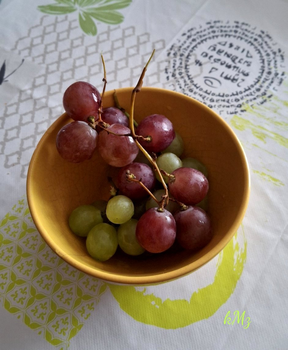A touch of sweetness 🍇💚💜. Have a cosy evening, my friends 🤗✨🕯️ #fruits #tuesdayvibe #goodnight #autumn