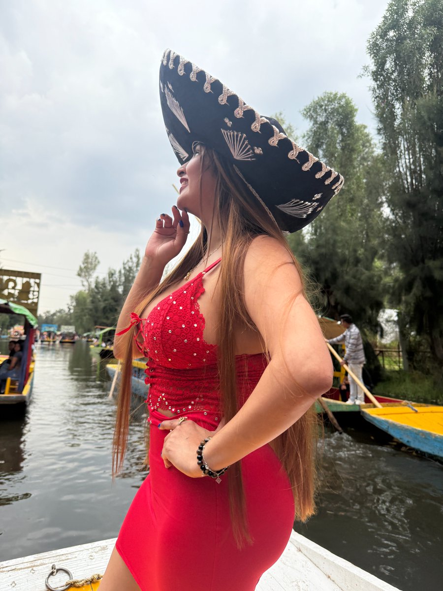 HaideUniqueFans's tweet photo. ✨ Mis #Uniques, hoy termina septiembre y en verdad ¡qué bonito mes! 🎶🥳🍴 Un mes de música, alegría y mucha comida rica.
🤔💭 ¿Qué se imaginan que estaba pensando en esa foto? ¡Los leo! 👀💬
#Septiembre #MomentosÚnicos #Alegría #Música #ComidaRica #FelizMes #HaideUnique https://t.co/dytqLCLuyT