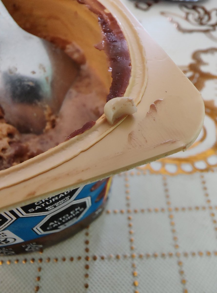 nekyventrue's tweet photo. @soprole @SERNAC  #diente 🤮  #asqueroso #sernac #puentealto @JumboChile_ manjarate comprado en el jumbo sale con diente asqueroso 🤮🤮🤮 #peñalolen https://t.co/Zr6LieGU7p