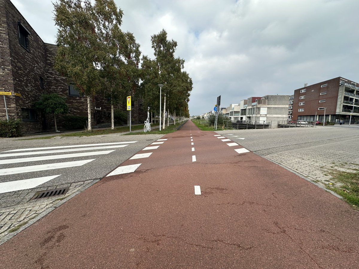 Verheul72's tweet photo. @gem_ijsselstein ik wil het ambtelijk apparaat vragen mee te denken in een oplossing van het kruispunt #Daccastraat en #Praagsingel. Wederom aanrijding met letsel tussen fietser met auto. Het is wachten op de volgende melding bij @POL_IJsselstein Oplossing is niet zo héél lastig! https://t.co/XXix6yO0NS
