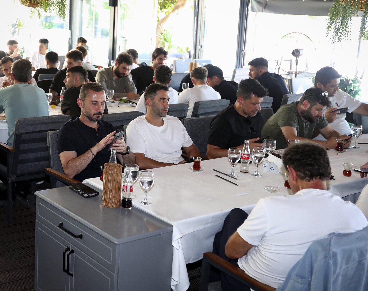 Antalyaspor's tweet photo. 🍽️🔴⚪ Başkanımız Rıza Perçin, yöneticilerimiz, teknik ekibimiz ve futbolcularımız Çaykur Rizespor maçı öncesi motivasyon yemeğinde bir araya geldi. Başkanımız Rıza Perçin, teknik ekibimiz ve futbolcularımıza güvendiğini ve milli araya galibiyetle gireceğimize inandığını belirtirken Teknik Direktörümüz Emre Belözoğlu ise ekip olarak çok çalışıp takımımızı daha iyi noktalara taşıyacaklarını ve camiamızı mutlu edeceklerini vurguladı.

🎉 Yemek sonrası futbolcumuz Nikola Storm'un doğum günü de kutlandı.

👏 Takımımızı bugün öğle yemeğinde ağırlayan ve kulübümüzden desteğini hiç esirgemeyen Serpme Balıkevi’ne teşekkür ederiz.

#HesapcomAntalyaspor
#SevdamızAntalyaspor