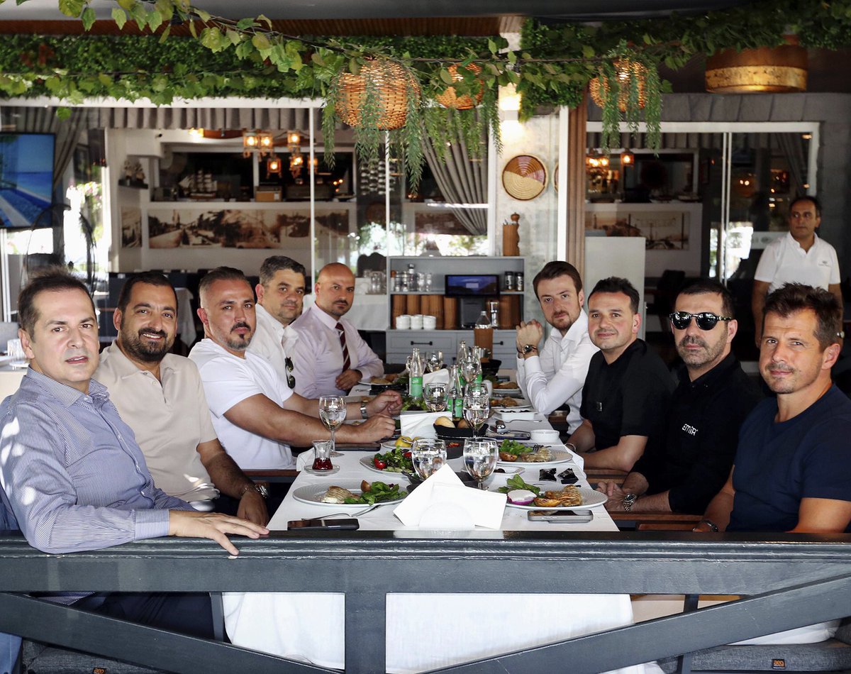 Antalyaspor's tweet photo. 🍽️🔴⚪ Başkanımız Rıza Perçin, yöneticilerimiz, teknik ekibimiz ve futbolcularımız Çaykur Rizespor maçı öncesi motivasyon yemeğinde bir araya geldi. Başkanımız Rıza Perçin, teknik ekibimiz ve futbolcularımıza güvendiğini ve milli araya galibiyetle gireceğimize inandığını belirtirken Teknik Direktörümüz Emre Belözoğlu ise ekip olarak çok çalışıp takımımızı daha iyi noktalara taşıyacaklarını ve camiamızı mutlu edeceklerini vurguladı.

🎉 Yemek sonrası futbolcumuz Nikola Storm'un doğum günü de kutlandı.

👏 Takımımızı bugün öğle yemeğinde ağırlayan ve kulübümüzden desteğini hiç esirgemeyen Serpme Balıkevi’ne teşekkür ederiz.

#HesapcomAntalyaspor
#SevdamızAntalyaspor