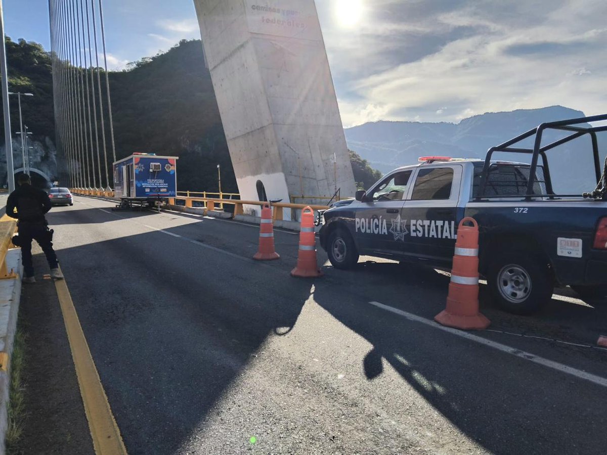 sspdgo's tweet image. #DurangoRenace De manera permanente se encuentra el puesto de control de seguridad, en los límites de los estados de Dgo y Sin, en el puente Baluarte, operado por elementos de la Policía Estatal y Mpal a través del Mando Único del Municipio de Pueblo Nuevo, Dgo. #SSPDgo.