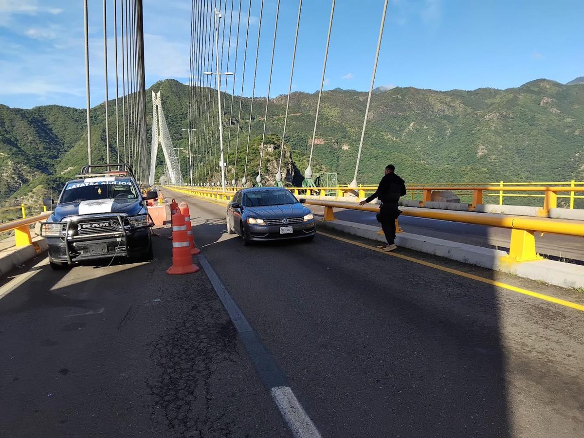 sspdgo's tweet image. #DurangoRenace De manera permanente se encuentra el puesto de control de seguridad, en los límites de los estados de Dgo y Sin, en el puente Baluarte, operado por elementos de la Policía Estatal y Mpal a través del Mando Único del Municipio de Pueblo Nuevo, Dgo. #SSPDgo.