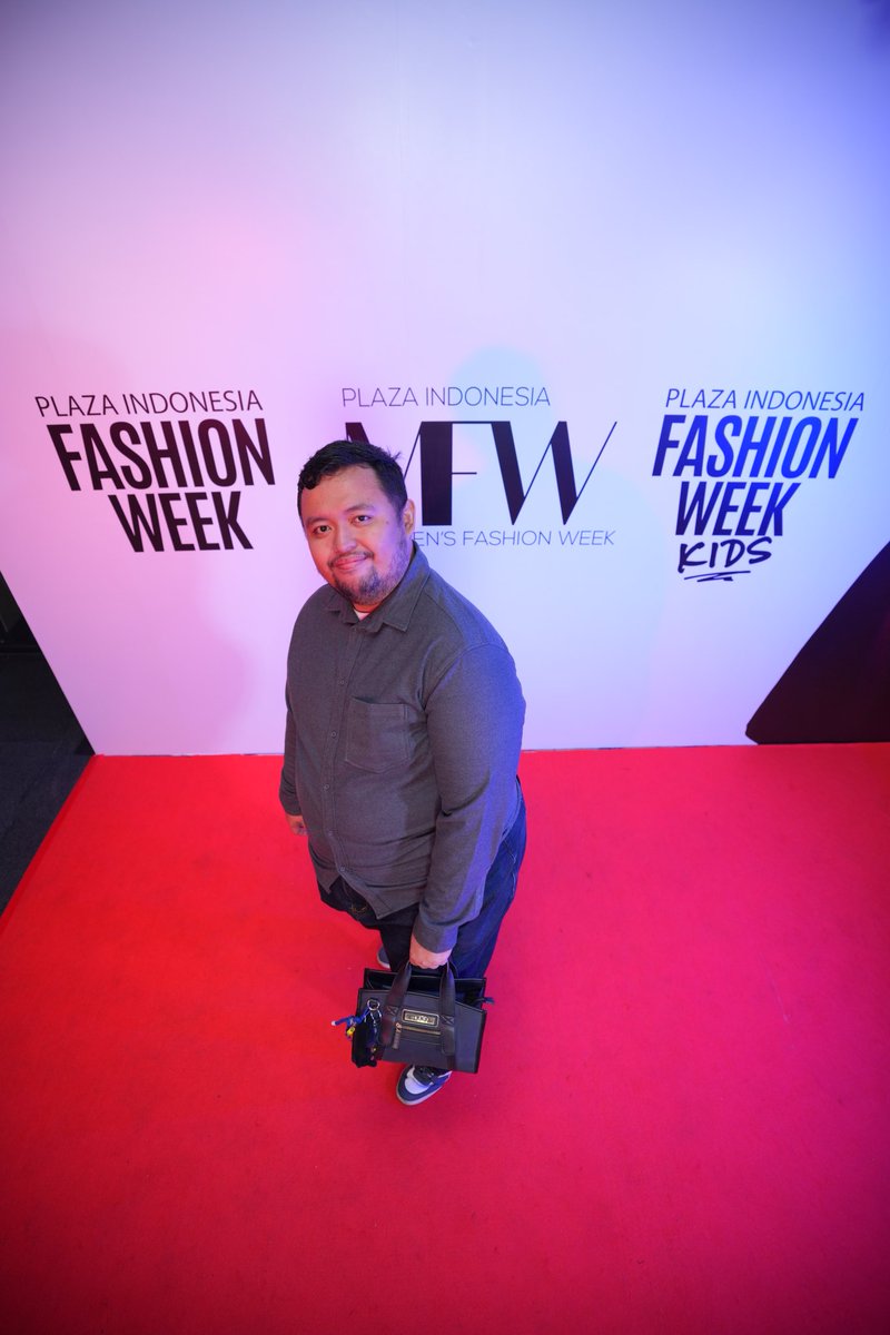 HidayatHHP's tweet photo. Mode Attend Fashion Week Vs mode santai abis acara #bear #beardy #HHP #FashionWeek #ParisFashionWeek #PIFW https://t.co/7KqUgcl4Ei