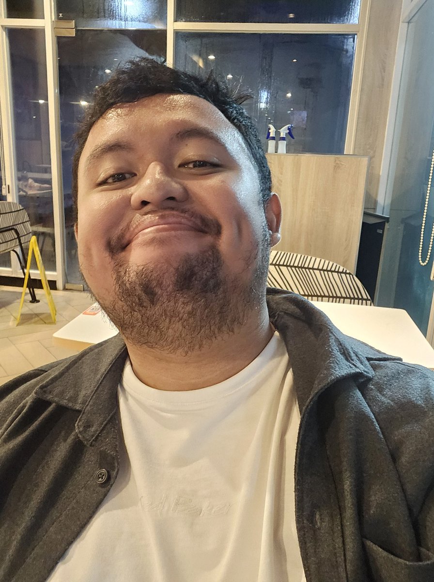 HidayatHHP's tweet photo. Mode Attend Fashion Week Vs mode santai abis acara #bear #beardy #HHP #FashionWeek #ParisFashionWeek #PIFW https://t.co/7KqUgcl4Ei