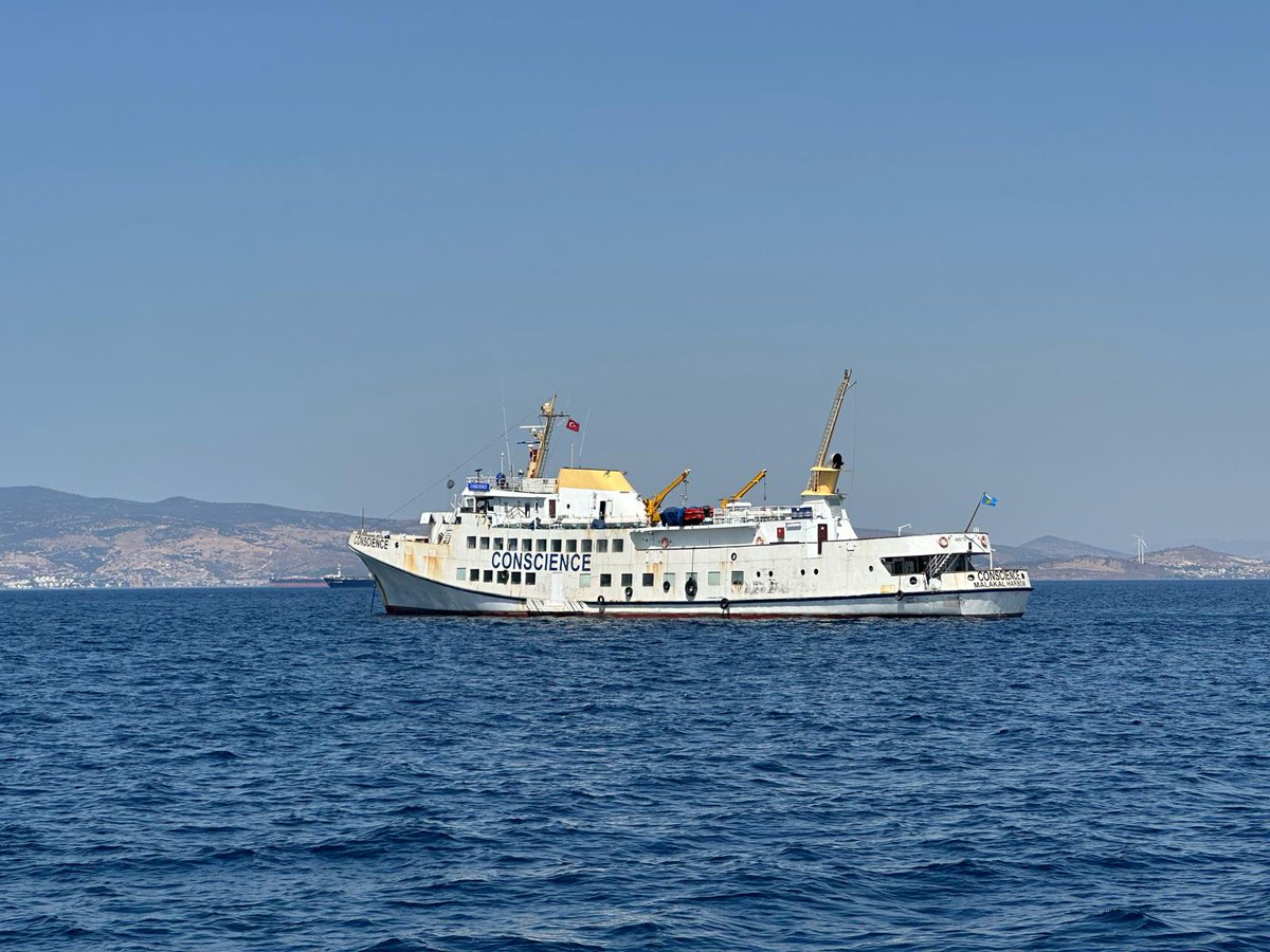 ihhinsaniyardim's tweet photo. Vicdan Gemisi Gazze İçin Yeniden Yola Çıktı! 🛳️🇵🇸

2 Mayıs 2025’te Malta açıklarında işgalci İsrail’in saldırısına uğrayan Vicdan Gemisi, onarımının tamamlanmasının ardından Gazze’deki ablukayı kırmak için 11 gemiyle yeniden yola çıktı!

Özgürlük Filosu Koalisyonu, birçok ülkeden aktivistin katılımıyla Vicdan Gemisi��nin de içinde yer aldığı filoyu Gazze’ye doğru uğurladı.

Sağlık çalışanları, gazeteciler ve sağlık ekipmanlarının olduğu Özgürlük Filosu, 11 gemiyle dünyanın farklı ülkelerinden çok sayıda aktivistle mazlumların sesi olmak, soykırımı durdurmak, ablukayı kırmak ve deniz koridoru oluşturmak için Gazze'ye doğru yola çıktı.

Tüm vicdan sahiplerini, işgalci İsrail’in Gazze’ye yönelik yasadışı ablukasını ve işgali sona erdirmek için harekete geçmeye ve filolara sahip çıkmaya davet ediyoruz.