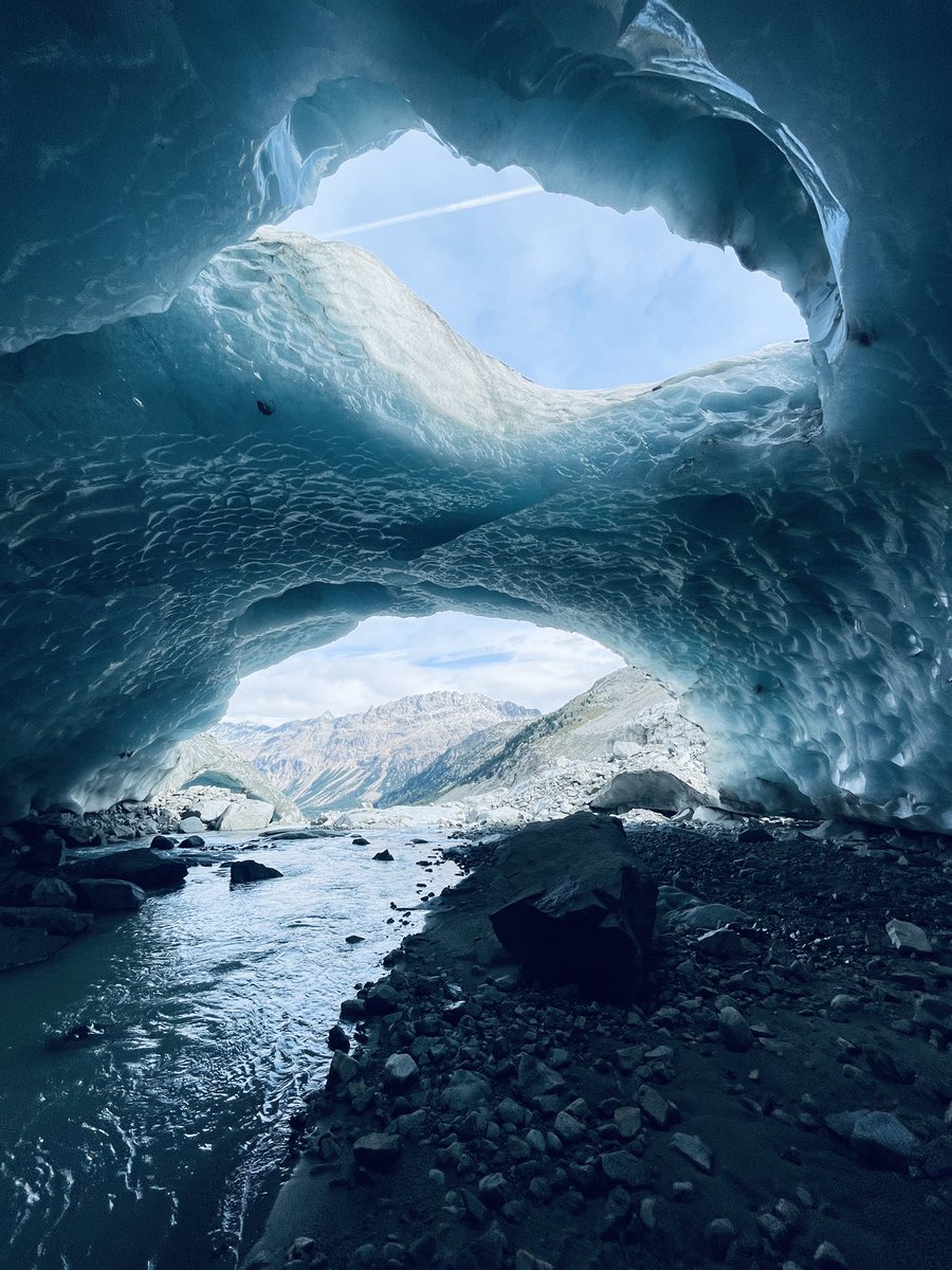 LanderVanTricht's tweet photo. Gletsjer grotten, een teken van een “stilvallende” of “stervende” #gletsjer. Deze grot bij #Morteratsch was afgelopen winter zeer toeristisch, maar nu (gelukkig) muisstil. https://t.co/vmZn6XY7AL