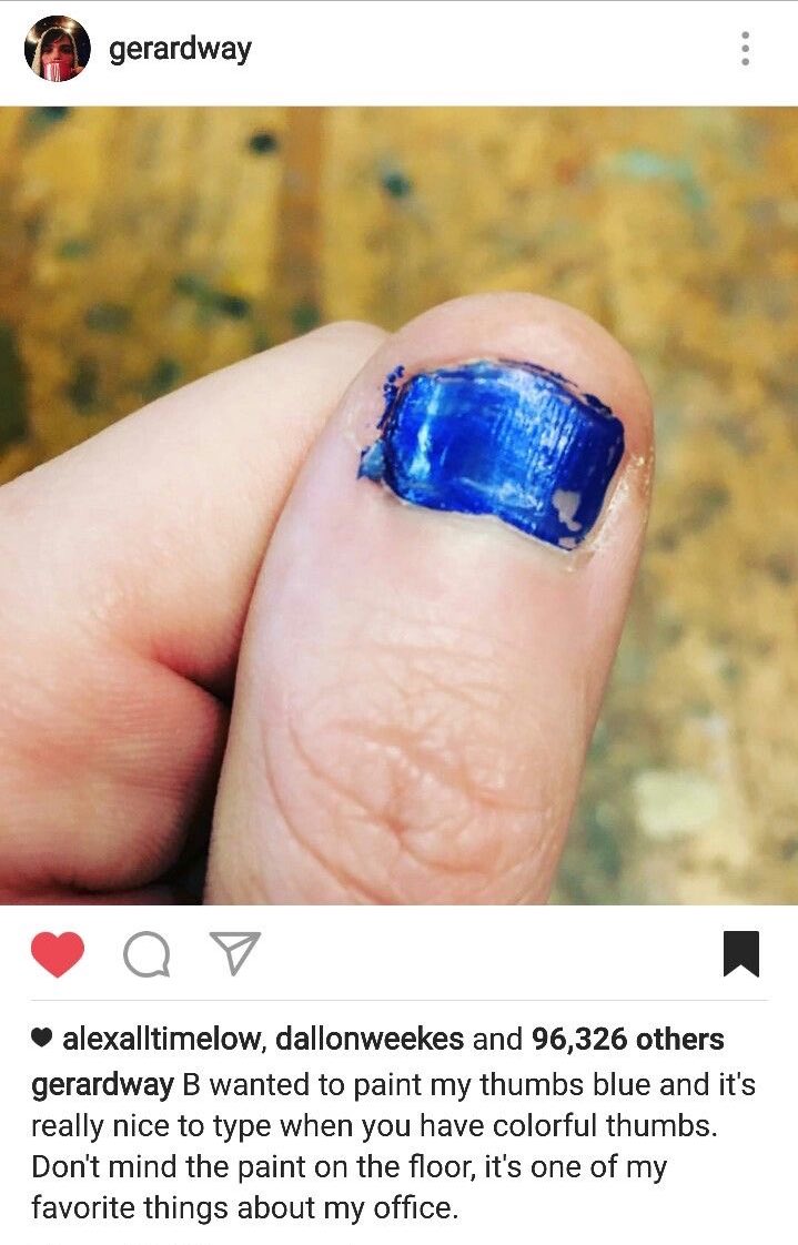 참고로 이거 제라드 딸이 칠해준거임🥹
“B(딸 이름의 대문자)가 내 엄지손가락에 파란색을 칠해주고 싶어 했는데, 엄지가 알록달록하니까 타이핑할 때 기분이 정말 좋아. 바닥에 묻은 페인트는 신경 쓰지 말아줘, 내 사무실에서 가장 좋아하는 것 중 하나거든.”