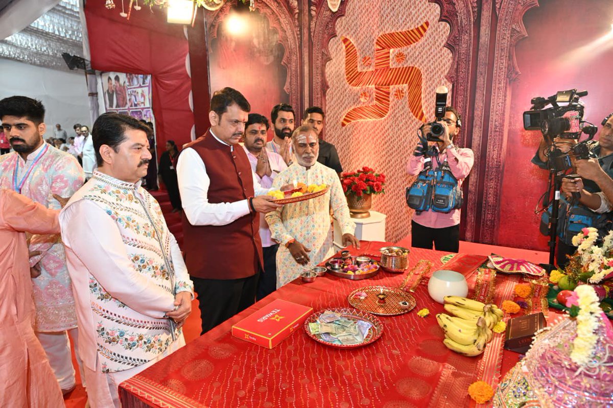 manoj_kotak's tweet photo. Jai Ambe Maa 🙏

Our beloved leader, Hon'ble CM of Maharashtra Shri Devendra Fadnavis ji and MH Cabinet Minister Shri Ashish Shelar ji graced Prerna Raas Navratri at Mulund and took the divine darshan of Maa Ambe. With Maa Ambe’s blessings, they joined devotees in the vibrant celebrations and extended heartfelt Navratri wishes to all.

At a time when many parts of Maharashtra are affected by floods and heavy rains, Our Yuvak Prerna Foundation handed over a cheque of ₹15,00,000 (Fifteen Lakh Rupees) to Hon’ble CM Shri Devendra Fadnavis ji for the CM Relief Fund.
May Maa Durga bless everyone, remove all distress & protect Maharashtra. 

आमचे लाडके नेते, मार्गदर्शक व महाराष्ट्राचे लोकप्रिय मुख्यमंत्री श्री देवेंद्र फडणवीस जी आणि महाराष्ट्राचे कॅबिनेट मंत्री श्री आश��ष शेलार जी यांनी प्रेरणा रास 2025 नवरात्र उत्सवाला भेट देऊन माँ अंबेचे दर्शन घेतले आणि उपस्थित नागरिकांना नवरात्री उत्सवाच्या शुभेच्छा दिल्या.

सध्या महाराष्ट्राच्या अनेक भागांवर पूर व अतिवृष्टीचे संकट ओढावले असताना, आमच्या युवक प्रेरणा फाऊंडेशन तर्फे मुख्यमंत्री सहाय्यता निधीला ₹15,00,000 (पंधरा लाख रुपये) चा धनादेश माननीय मुख्यमंत्री श्री देवेंद्र फडणवीस जी यांना सुपूर्द करण्यात आला. 
��ेवीमातेच्या कृपेने सर्व संकटे दूर होवोत आणि सर्वांना सुख समृद्धी लाभो. 

@Dev_Fadnavis @CMOMaharashtra
@ShelarAshish 
#PrernaRaas2025 #PrernaRaasNavratri #NavratriUtsav