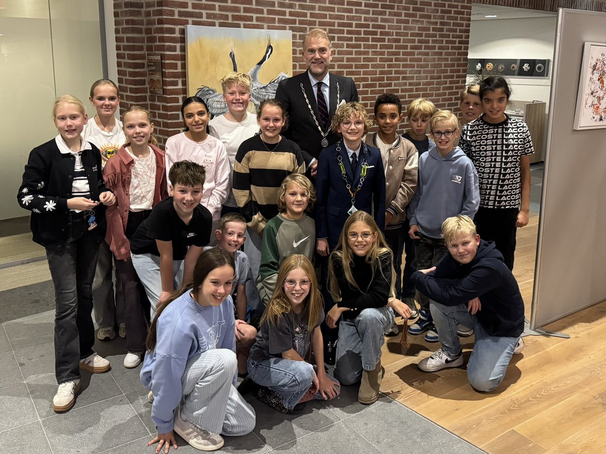 Vanavond namen we afscheid van kinderburgemeester Lizzy. Dank voor je inzet en betrokkenheid het afgelopen jaar. 👏🏻💐
We mochten Daniël verwelkomen als nieuwe en laatste kinderburgemeester van Rhenen. We wensen hem veel succes! 🙌🏻
#Rhenen #Kinderburgemeester