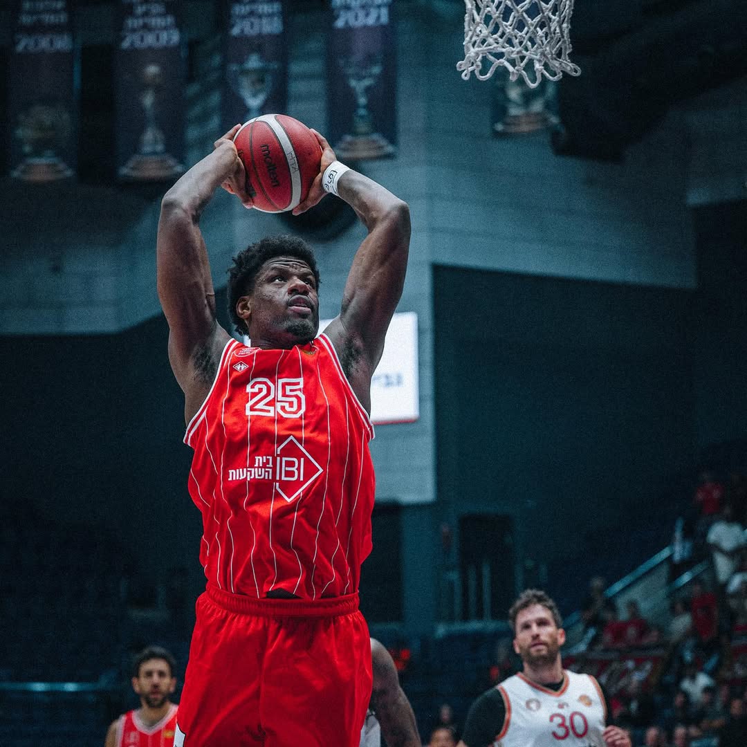 uch3_D_Fanatik's tweet image. Daniel Oturu with a huge debut EuroLeague game for Hapoel: 

18 PTS 
4 REB 
1 AST 
1 BLK 
90% FG 

Hapoel gets the opening day against Barcelona. 

#BallChatWithKenny 
#EuroLeague