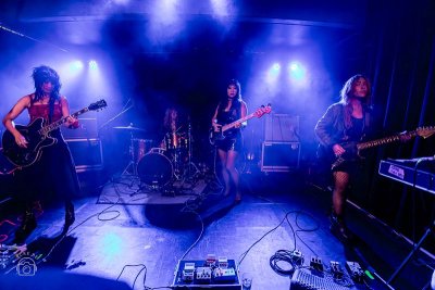 #review + #pics L.A. WITCH  betovert een uitverkochte @ Trix Bar, onheilspellend en onweerstaanbaar! musiczine.net/index.php/nl/i…
<a href="/TRIX_online/">Trix</a>  <a href="/LA_WITCH/">L.A. WITCH</a>  <a href="/alpha_whale/">the alpha whale</a>