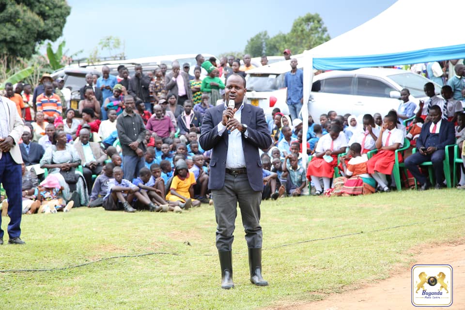 cpmayiga's tweet image. Mwebale nnyo Bannabusujju okujjumbira #EmmwanyiTerimba
Okugoba obwavu, buli muntu ateekwa okumanya wakwata; obulimi, obulunzi, obweggassi, obusuubuzi, obusomesa, amakolero n'emirimu emirala.
Kyokka mu byonna bye tukola, tukulembeze obuyiiya, obwerufu, okukola n'okwagala,…