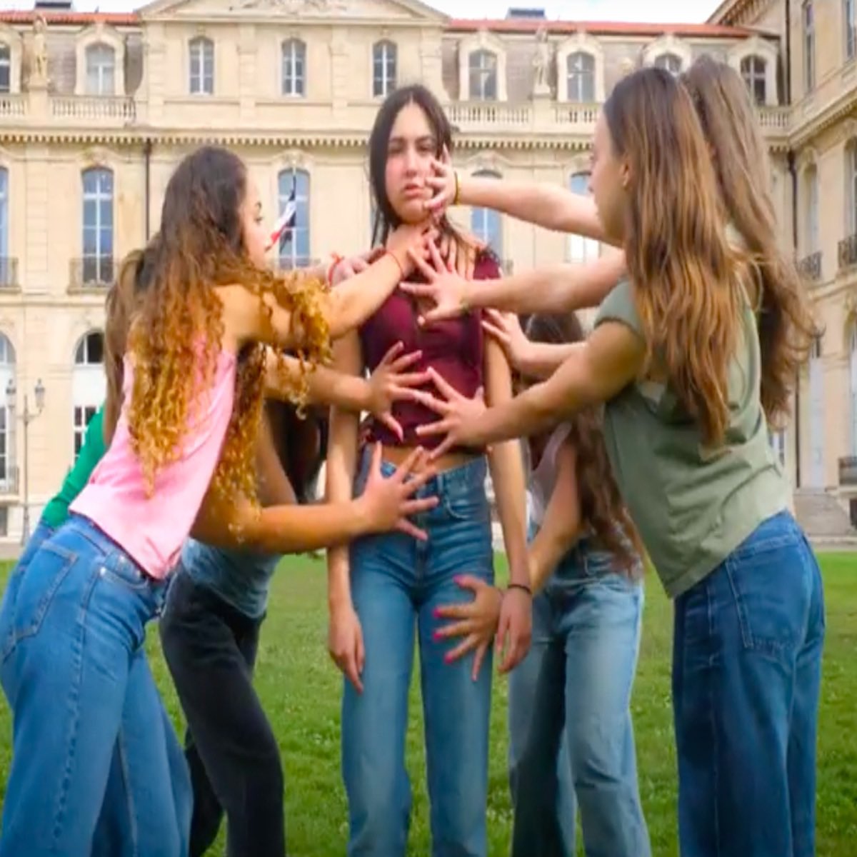 EPS_ac_aix_mars's tweet image. ✨ Félicitations aux 7 élèves de 3ᵉ du Clg Lakanal d’Aubagne et à Mme Rivière 

Clip de danse engagé pour défendre les droits des femmes: inceste, féminicides, mariages forcés, avortement, harcèlement, mutilations génitales, accès à l’éducation.

👉 youtube.com/watch?v=F71S8F…