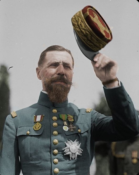 على ما يبدو حتى الجنرال غورو مشارك بالانزال 
 😂