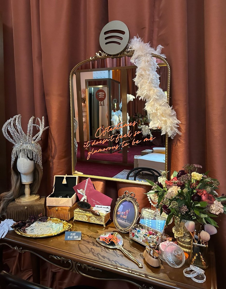 tswifterastour's tweet photo. 🚨| The lyric on the mirror at Taylor Swift's 'The Life of a Showgirl' Spotify Experience being promoted at Times Square! #TSTheLifeofaShowgirl

"Oftentimes it doesn't feel so glamorous to be me" https://t.co/ds4lSyKTIy
