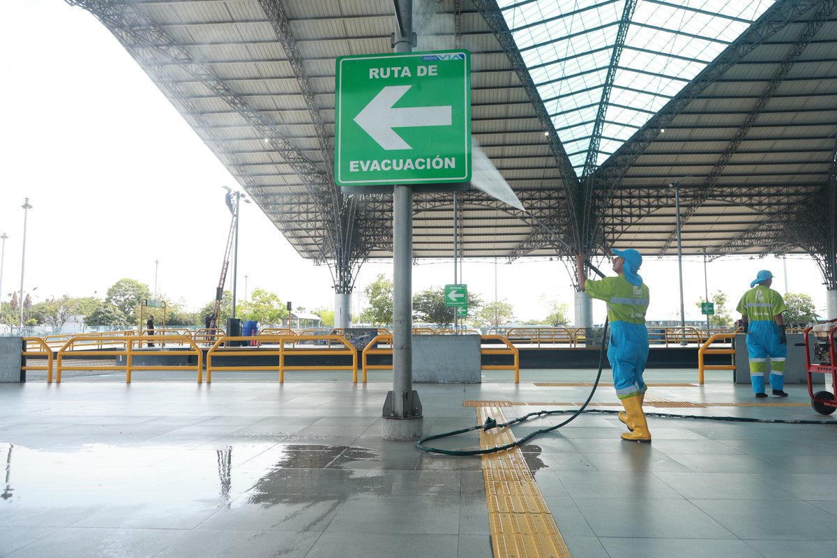 #AseoCantonal | De domingo a domingo trabajamos incansablemente para que las estaciones de la Metrovía se mantengan limpias y ordenadas.

De 06h30 a 22h00, nuestros equipos realizan limpieza, lavado y desinfección en las 123 paradas y terminales del sistema, garantizando espacios