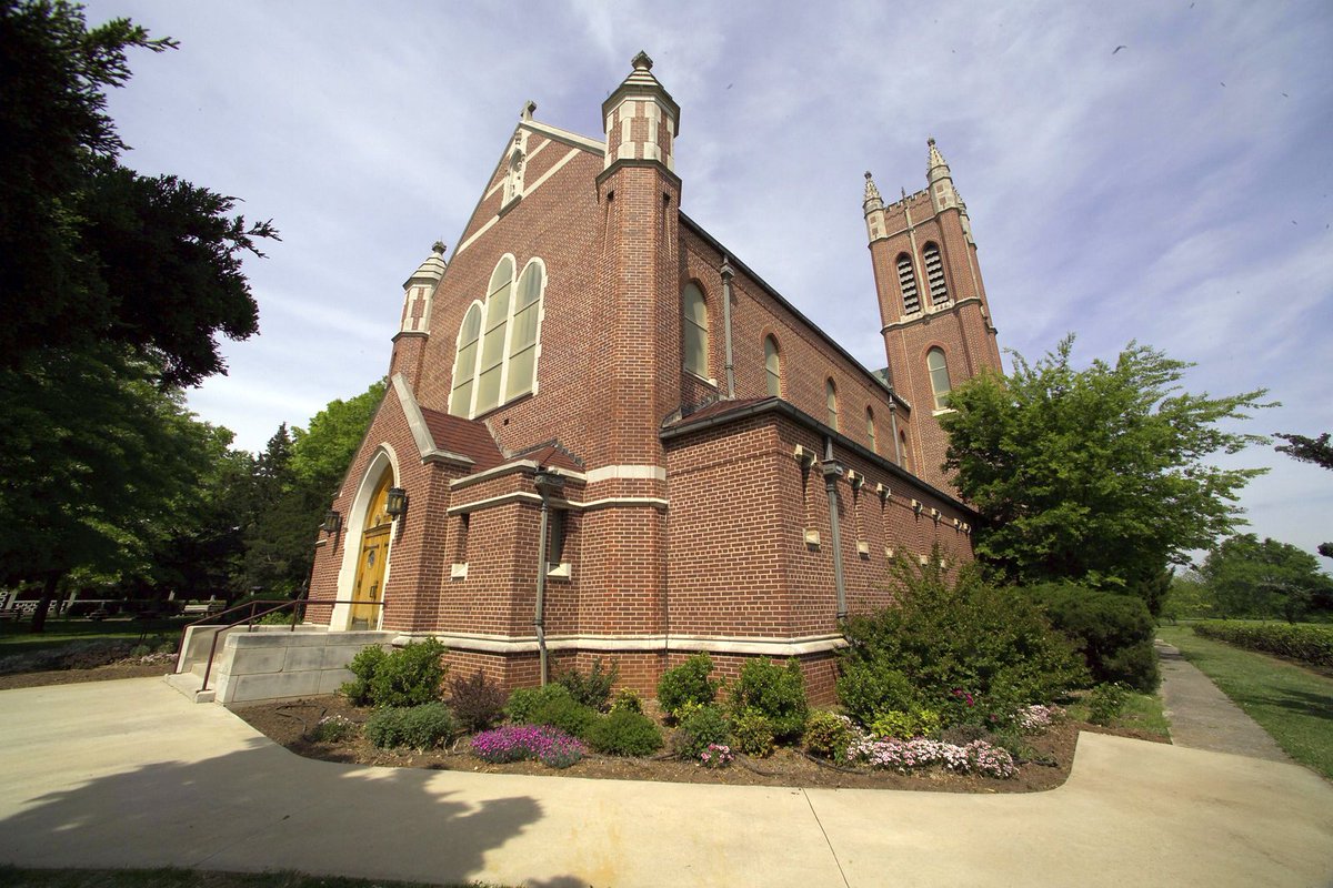 🎬✨ Lights, Camera, Shawnee! ✨🎬

St. Gregory's Abbey in #ShawneeOK is a stunning, historic backdrop for your next production! 

With its iconic Tudor Gothic architecture, including the castle-like Benedictine Hall, this location offers timeless character and dramatic visuals.