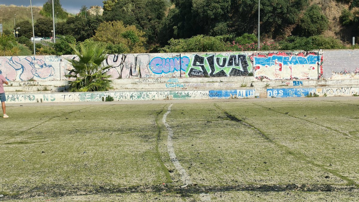 Ja sabeu que en aquest compte ens agrada força això dels camps de futbol. També els que estan en desús o abandonats, cas de l'històric Camp dels Pins, l'antiga casa del <a href="/CDBlanesOficial/">Club Deportiu Blanes</a> i que encara es pot trepitjar, amb els elements que en queden des del seu darrer partit (2014)