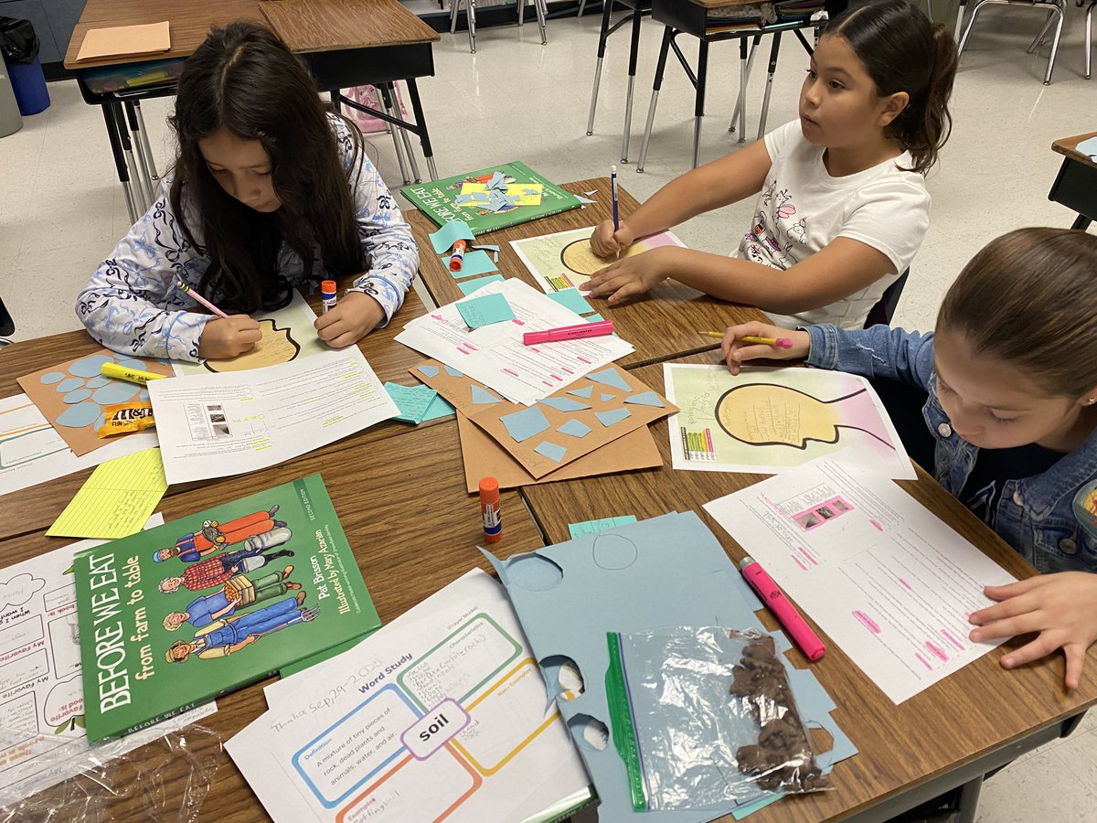 dcasilla_JDS's tweet photo. First day of EELA Fall academy. Incorporating Science and Smekens to continue developing the spoken language, and master their writing skills. #drugandragons https://t.co/UEoccPzP4S