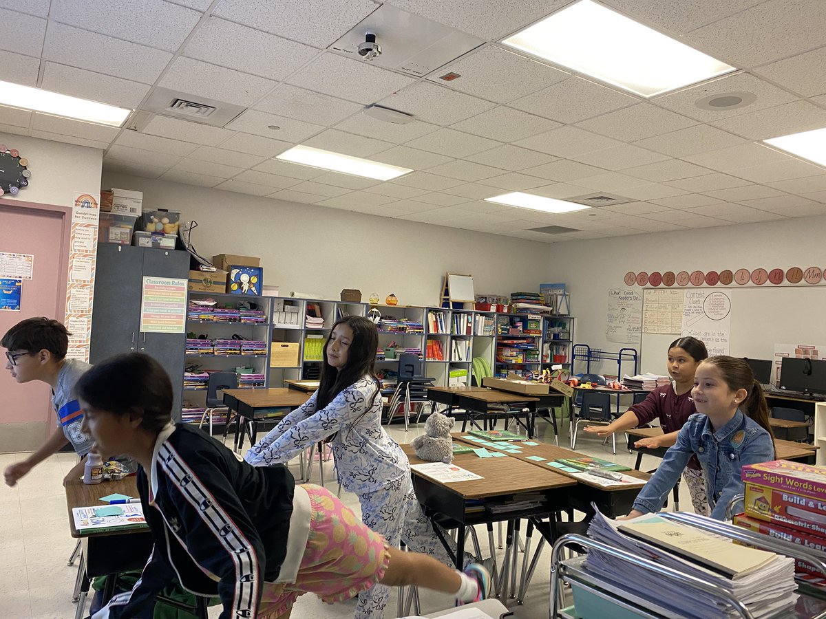 dcasilla_JDS's tweet photo. First day of EELA Fall academy. Incorporating Science and Smekens to continue developing the spoken language, and master their writing skills. #drugandragons https://t.co/UEoccPzP4S