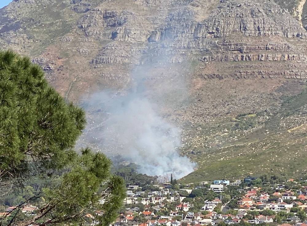 SABCNews's tweet photo. Authorities at the Table Mountain National Park says they’ve deployed ground crews and aerial support to a wildfire that broke out at Deer Park in Cape Town. The fire is moving in the direction of Devil’s Peak. Authorities say the fire is spreading rapidly due to extreme heat and low humidity. https://t.co/jNyi2VBcfX