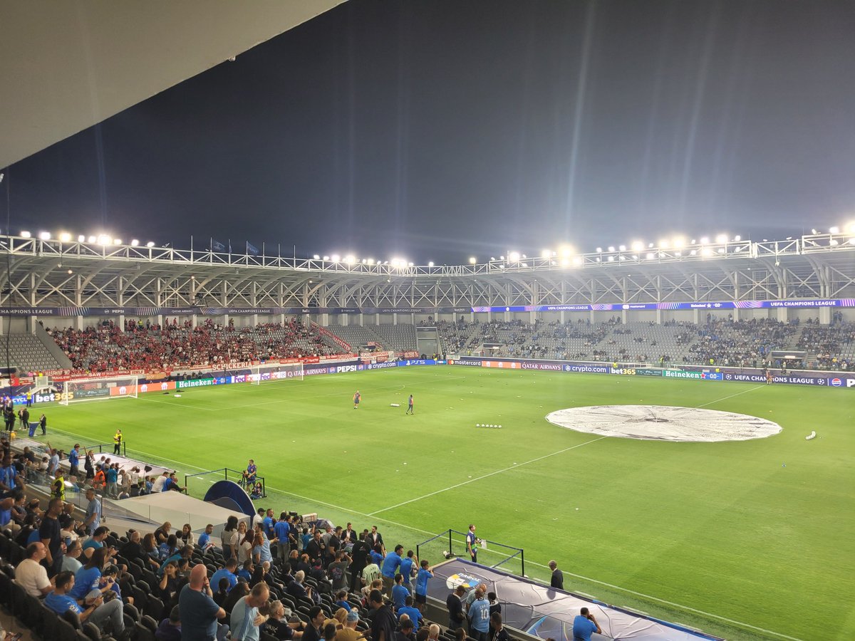 Klein, kleiner als Unterhaching - aber oho! Und ziemlich neu.
Das Alphamega Stadium, 10.000 gehen rein. Namenssponsor: eine Supermarkt-Kette.
#PFCFCB