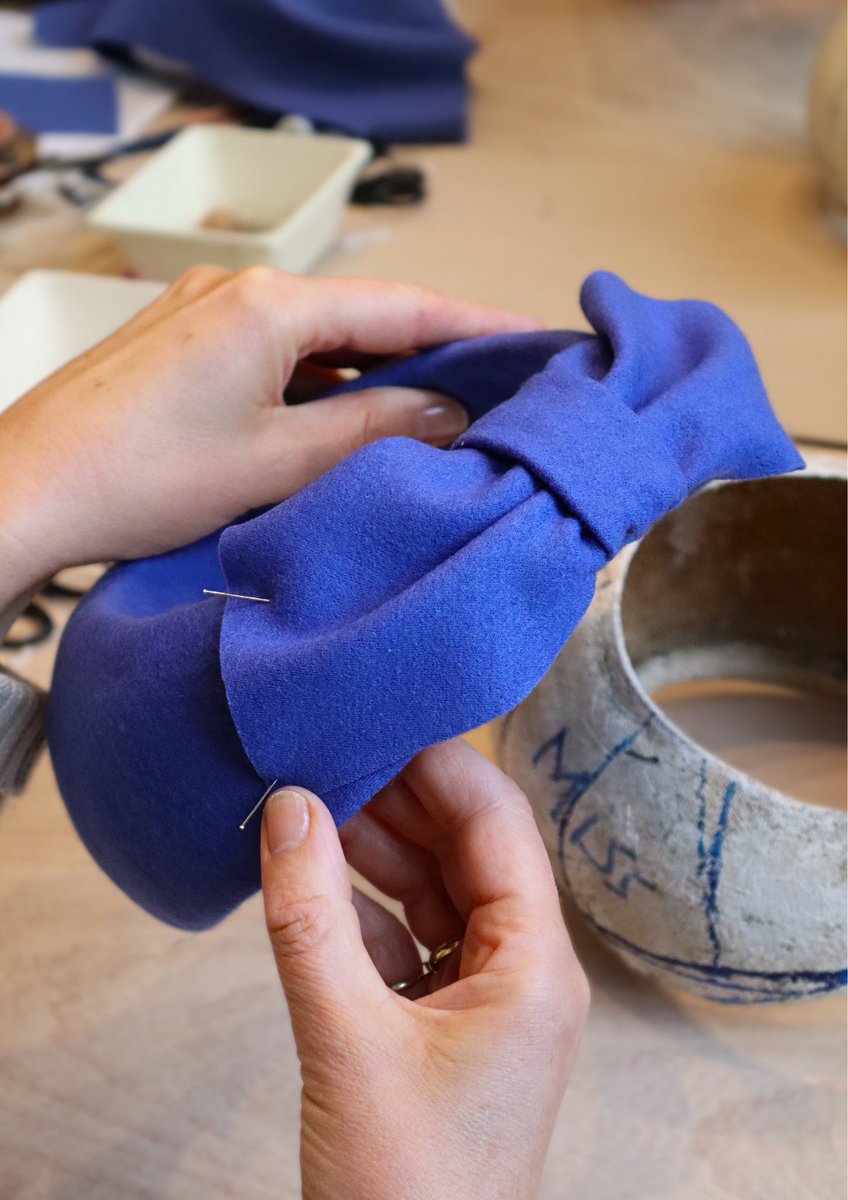 FDelvigne's tweet photo. For Prince Gabriel’s oath-taking, Her Majesty the Queen wears the new “Miss” headband by Maison Fabienne Delvigne, blending elegance and modernity. https://t.co/77iiCSKtwP