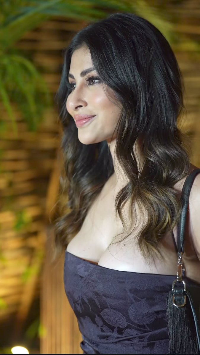 Hotness 🔥📷 #Janhvikapoor #aliabhatt #bollywood #katrinakaif #deepikapadukone #shraddhakapoor #tarasutaria #kiaraadvani #dishapatani #anushkasharma #mouniroyhot #kritisanon #MouniRoy #norafatehi #jacquelinefernandez #sunnyleone #JhanviKapoor #MrunalThakur