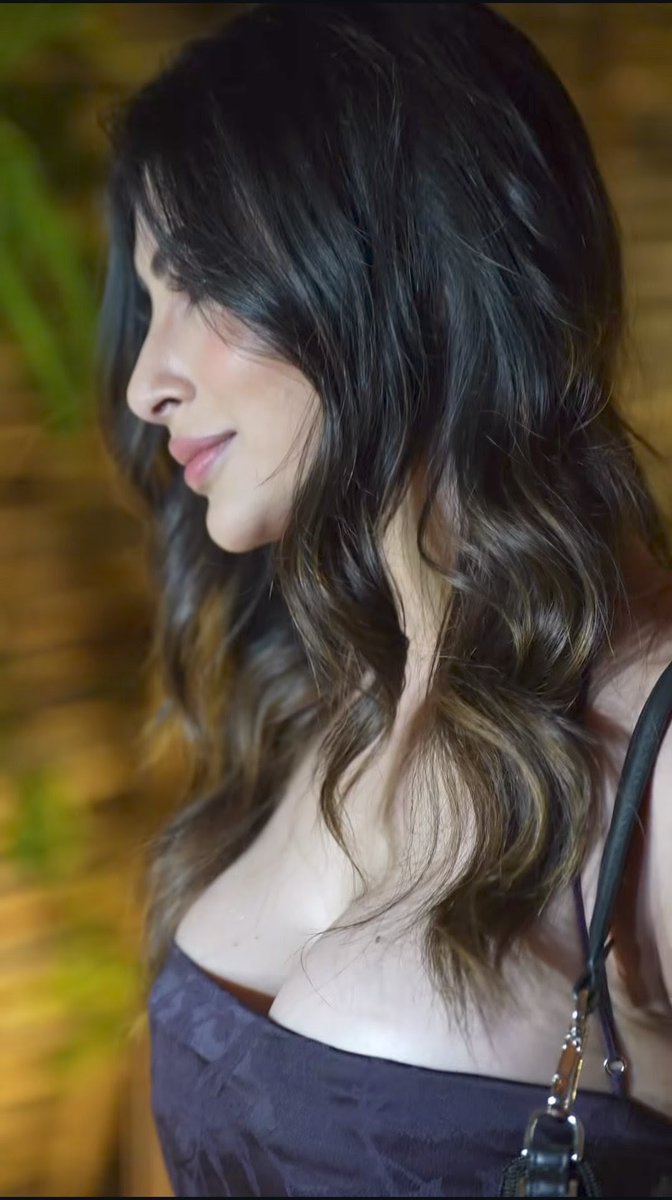 Hotness 🔥📷 #Janhvikapoor #aliabhatt #bollywood #katrinakaif #deepikapadukone #shraddhakapoor #tarasutaria #kiaraadvani #dishapatani #anushkasharma #mouniroyhot #kritisanon #MouniRoy #norafatehi #jacquelinefernandez #sunnyleone #JhanviKapoor #MrunalThakur