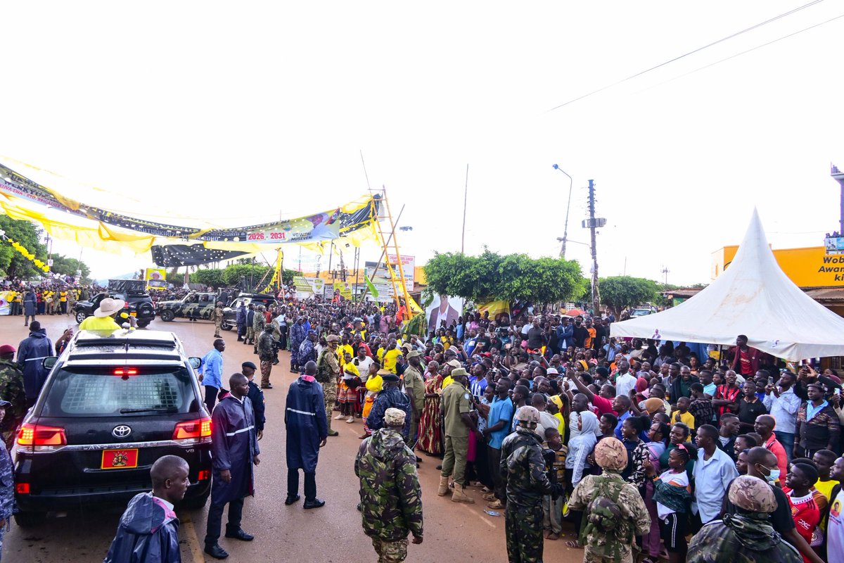 nicholastweyo's tweet photo. @PoliceUg @mkituuma Dear @PoliceUg have written to this ome also they blocked the road. The problem i have with u is applying double standards... u only seeing one camp.#Tohell https://t.co/vHoyuvHhpq