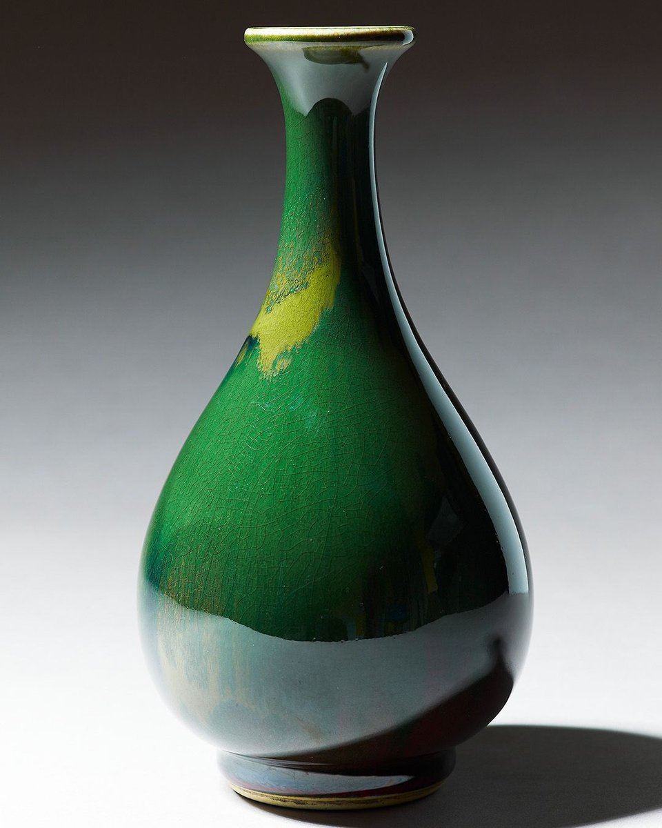 globalmuseum's tweet photo. 🍐This beautiful pear-shaped #porcelain bottle from Japan is covered in a distinctive green flambé glaze.
It was made by Ishiguro Kōkō of the Sumida #Pottery in Tokyo, named after the nearby Sumida River.
@ashmoleanmuseum #globalmuseum https://t.co/c6soVBfknj